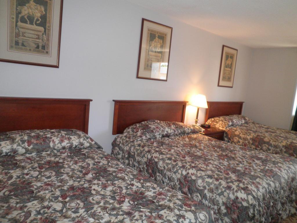 Canuck Inn And Suites Niagara Falls Room photo